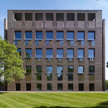 PHILLIPS EXETER ACADEMY LIBRARY in Exeter, United States - by Louis I. Kahn at ARKITOK - Photo #2 
