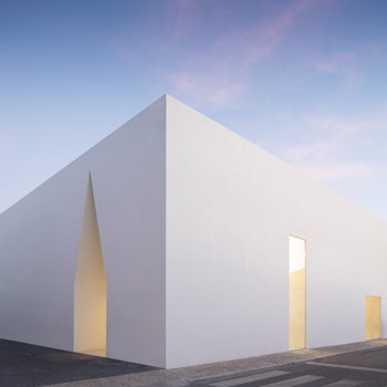 MEETING CENTRE IN GRÂNDOLA in Grândola, Portugal - by Aires Mateus at ARKITOK
