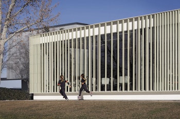 RUNNYMEDE CAMPUS AND FOUNDERS HALL in Alcobendas, Spain - by ROJO / FERNÁNDEZ-SHAW at ARKITOK - Photo #3 